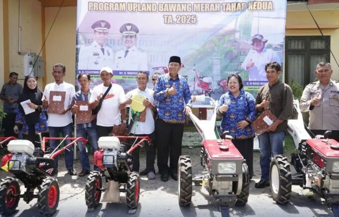 Bupati Salurkan Bantuan Alsintan Kepada Kelompok Tani