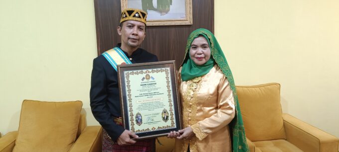 Terima Gelar Adat “Sampongo”, Berlian Rayes: Ini Amanah Bagi Pemangku Kebijakan