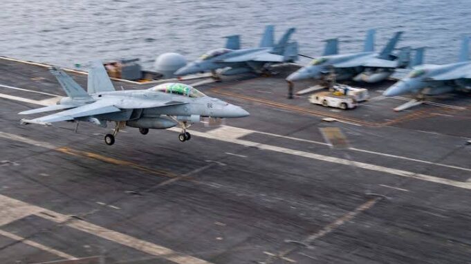 Yaman Buat Kapal Induk AS Menjauh, F-18 Jadi Korban