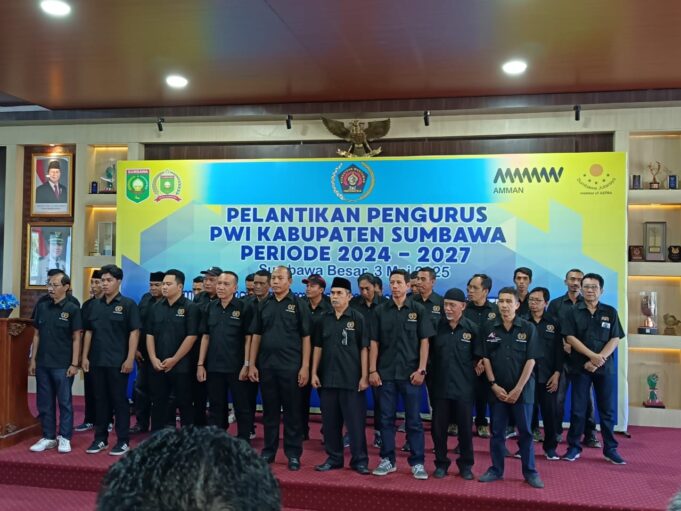 PWI Sumbawa Dilantik, Bupati Minta Jadi Agen Literasi Masyarakat