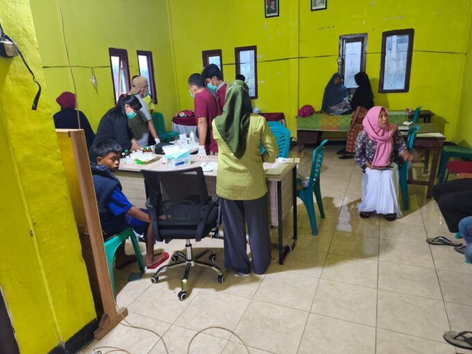Diduga Keracunan Masal, Puluhan Warga Tepal Dapat Perawatan