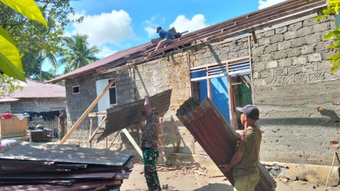 Satgas TMMD Mulai Renovasi Rumah Tidak Layak Huni di Desa Lako Akelamo Milik Bapak Andri Yamin