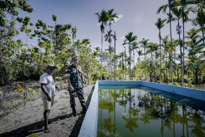 Satgas TMMD Kodim 1710/Mimika Berikan Bantuan Kolam dan Bibit Lele
