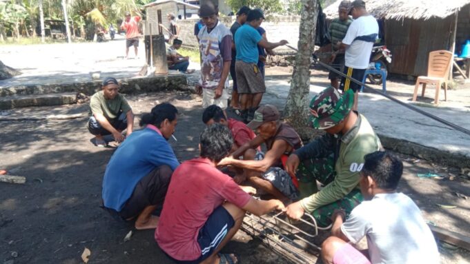 Satgas TMMD Kodim 1501/Ternate dan Masyarakat Bergotong Royong Membangun Bak Penampung Air