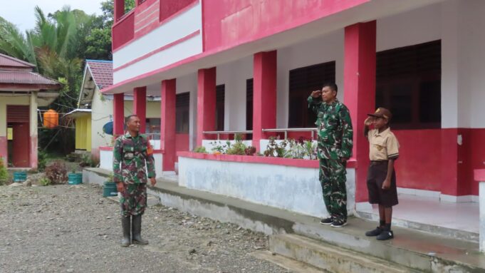 Personel Satgas TMMD Kodim 1710/Mimika Berikan Pelatihan PBB Kepada Siswa-Siswi SD Pigapu