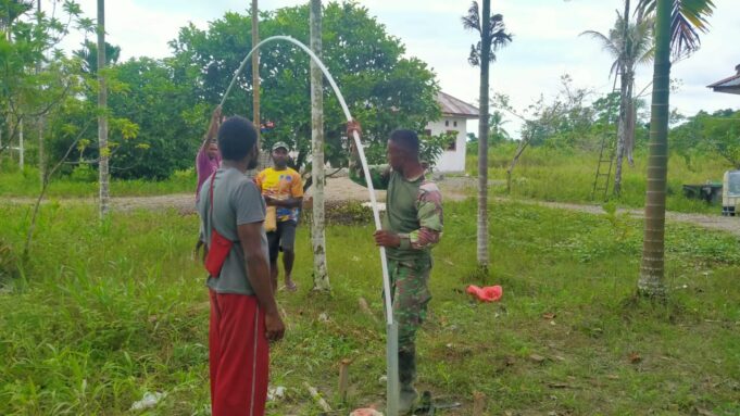 Satgas TMMD Ke-124 Kodim 1710/Mimika Wujudkan Akses Air Bersih, Pasang Instalasi Pipa Sumur Bor di Kampung Iwaka