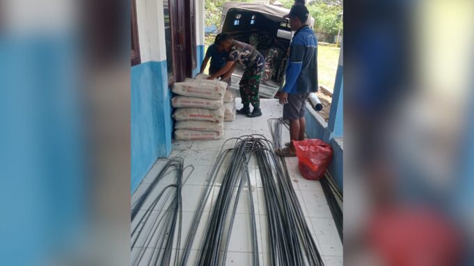 Satgas TMMD Ke-124 Kodim 1501/Ternate dan Masyarakat Gotong Royong Angkut Material Pembangunan