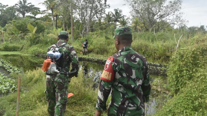 Satgas TMMD Ke-124 Kodim 1501/Ternate Berikan Bantuan Mesin Rumput Kepada Warga