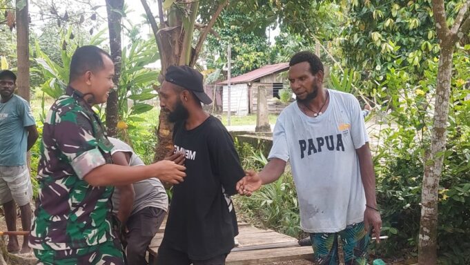 Dansatgas TMMD Bercengkrama Dengan Warga di Lokasi TMMD, Jalin Keakraban dan Tingkatkan Semangat Gotong Royong