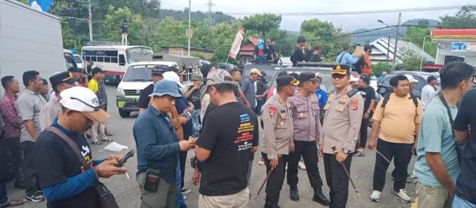 Demonstrasi KP4S di KSB, Kapolres Sumbawa Turun Urai Kemacetan