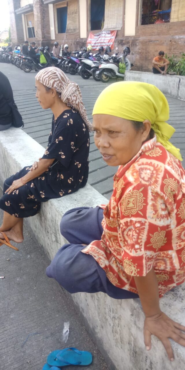 Para pemulung di Bali bisa hidup dari mengumpulkan sampah bekas botol dan gelas air minum plastik sekali pakai.