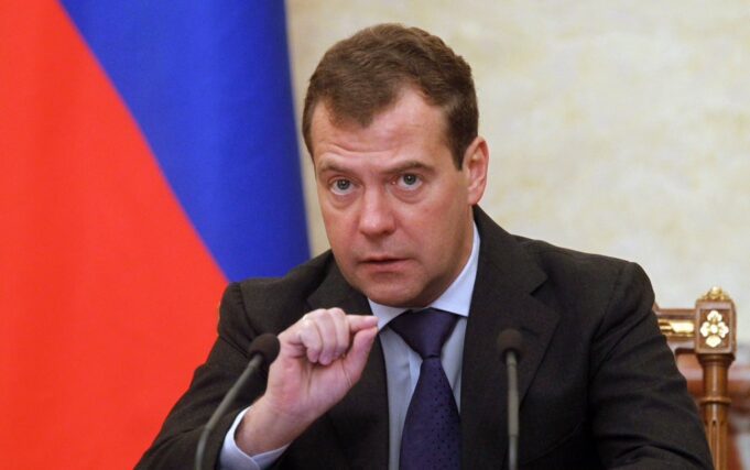 Sebut AS Terseret Konflik Baru, Medvedev: Sejumlah Negara Siap Pasok Senjata Nuklir ke Iran