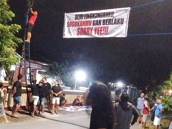 Warga Semboro Kidul, Pasang Spanduk Kohe Ayammu Mengadu Domba Lingkungan