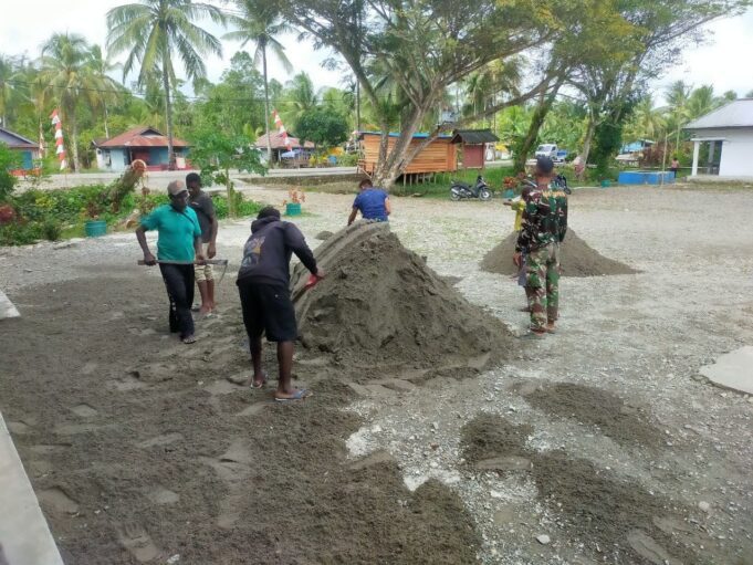 Jelang Penutupan, Personel Satgas TMMD Bersama Warga Gotong Royong Siapkan Lapangan Untuk Kegiatan Bakti Sosial