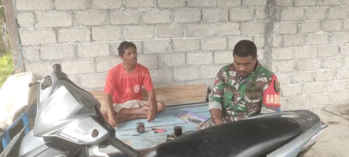 Ketahui Kondisi Di Wilayahnya, Babinsa Koramil 1710-03/Kuala Kencana Laksanakan Komsos Di Desa Binaan