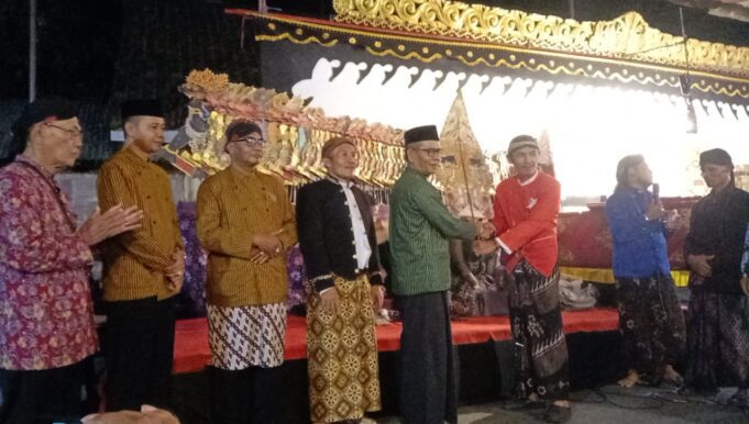 Peringati 1 Muharram 1447 Hijriah Pemdes Sidomekar Gelar Wayang Kulit di Situs Beteng Maja Pahit.
