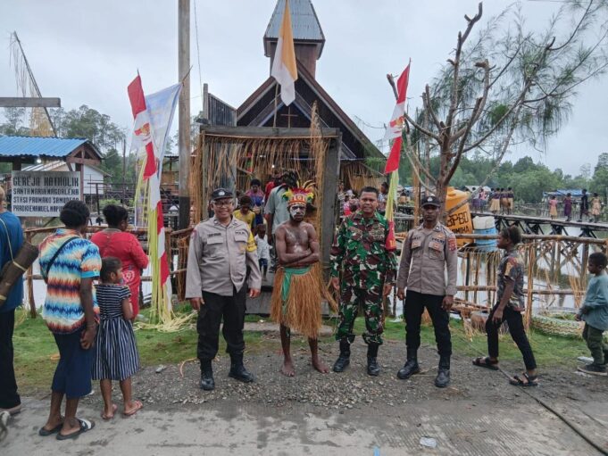 Babinsa Koramil Mapurujaya Hadiri Penyambutan Sekaligus Pengamanan Kedatangan Uskup Timika Di Wilayah Binaan