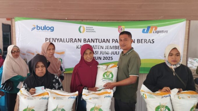 Warga Tegalwaru Antusias Terima Bantuan Pangan dari Pemerintah