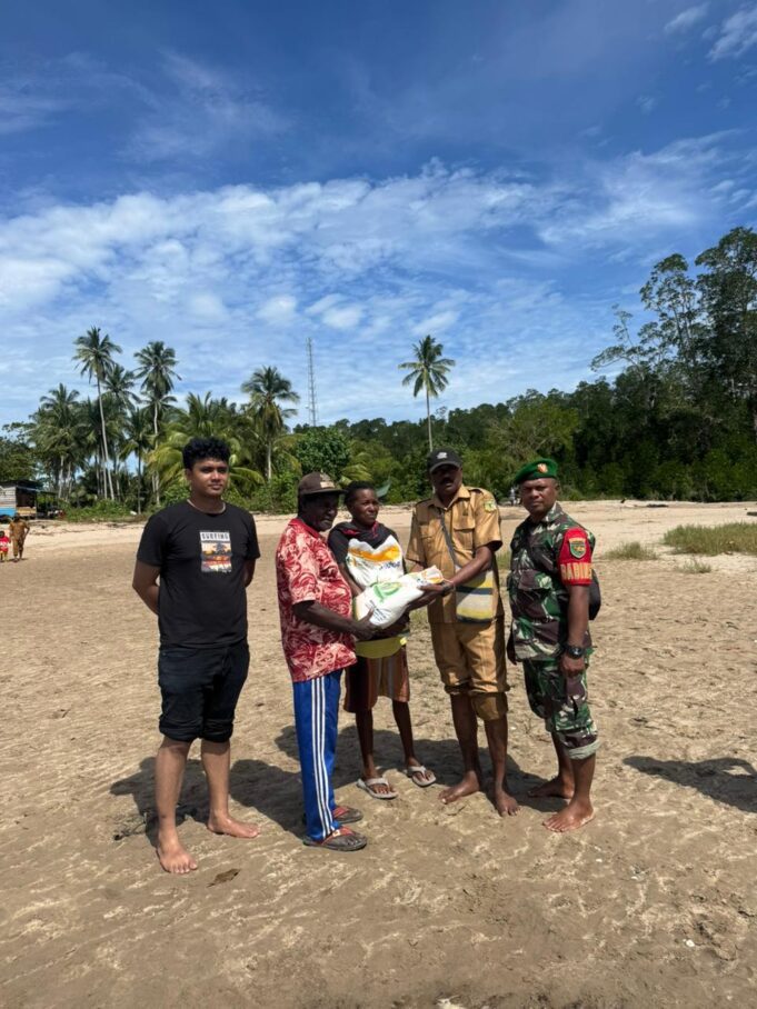 Babinsa Koramil 1710-01/Kokonao Dampingi Penyaluran Beras Ketahanan Pangan Untuk Masyarakat