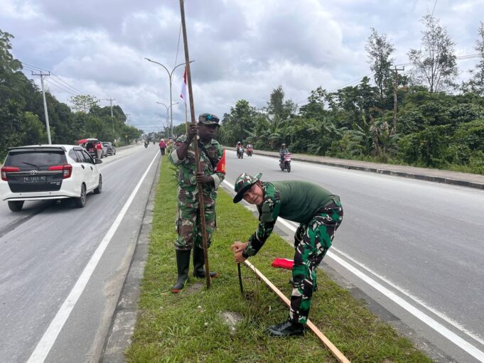 Sambut Bulan Kemerdekaan, Kodim 1710/Mimika Pasang Bendera Merah Putih Di Sepanjang Jalan