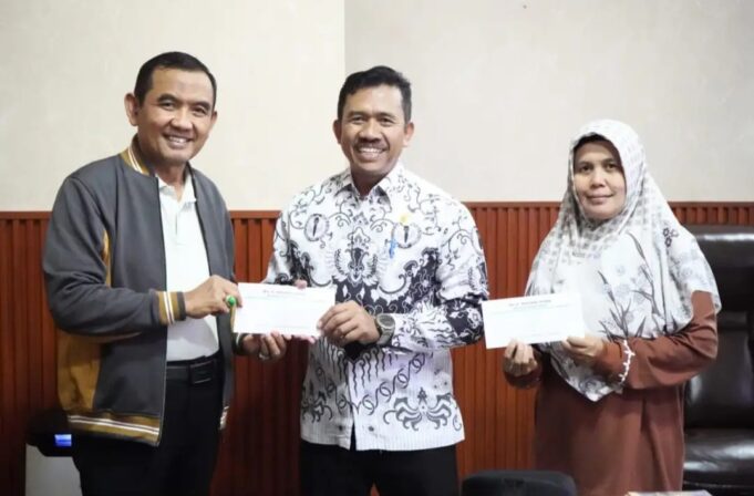Wabup Serahkan Hadiah Lomba Takbir Idul Adha 1446 Η