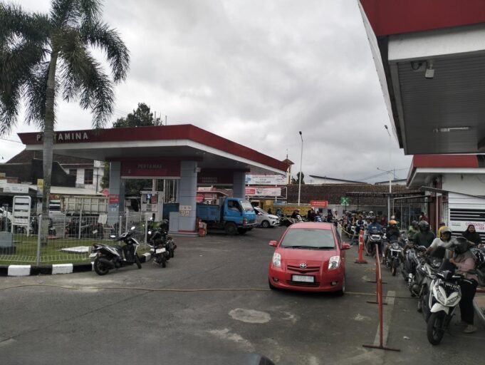 *Antrian di SPBU Mulai Terurai, Pasokan BBM di Jember Aman*
