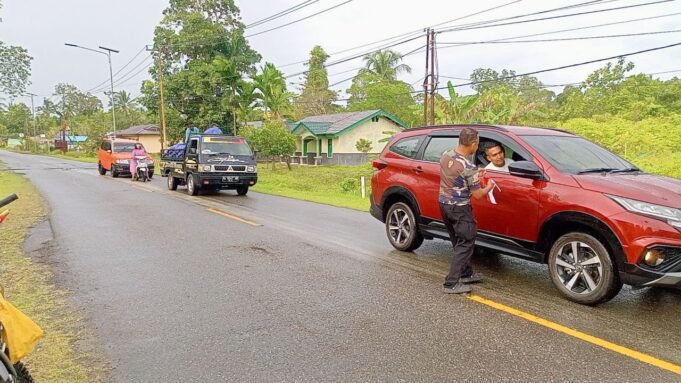 Babinsa Koramil 1710-07/Mapurujaya Semarakan HUT RI Ke-80, Bagikan Bendera Merah Putih Kepada Pengguna Jalan