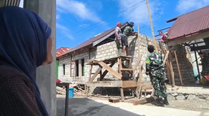 Janda 82 Tahun Terharu Rumahnya Direhab TNI Pada Pelaksanaan TMMD 125 Kodim 1506/Namlea