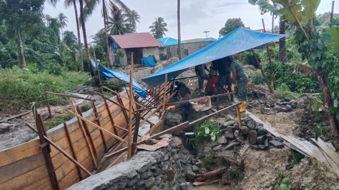 Buru Selatan Selalu Terjadi Hujan Deras Tapi Semangat Satgas TMMD 125 Kodim 1506/Namlea Tak Pernah Padam