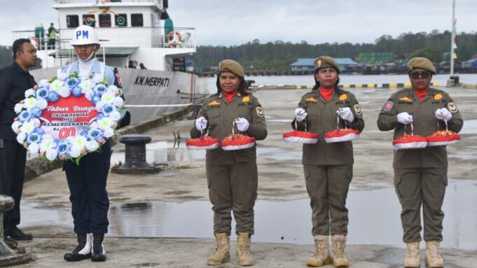 Dandim 1710/Mimika Ikuti Upacara Tabur Bunga di Pelabuhan Poumako Dalam Rangka Memperingati HUT Ke-80 Kemerdekaan RI