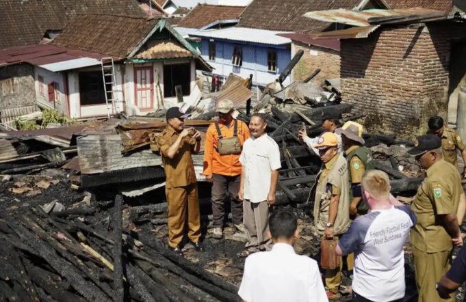 Kebakaran Hanguskan 4 Rumah di Desa Boak