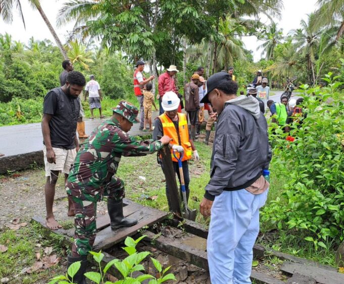 Babinsa Koramil Mapurujaya Bersama Warga Gelar Kerja Bakti Bersihkan Drainase
