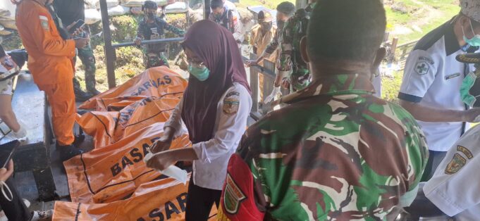 Personel Kodim 1710/Mimika Bersama Tim Gabungan Evakuasi Korban Kecelakaan Helikopter PK-IWS Milik PT. Intan Angkasa