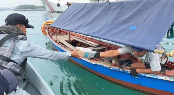KN Tanjung Datu-301 Bagikan Sembako dan Edukasi Nelayan Banten