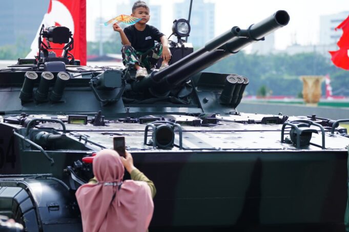 TNI Fair 2025: Monas Meriah Jadi Ajang Pesta Rakyat, Anak-Anak Antusias Naik Panser TNI