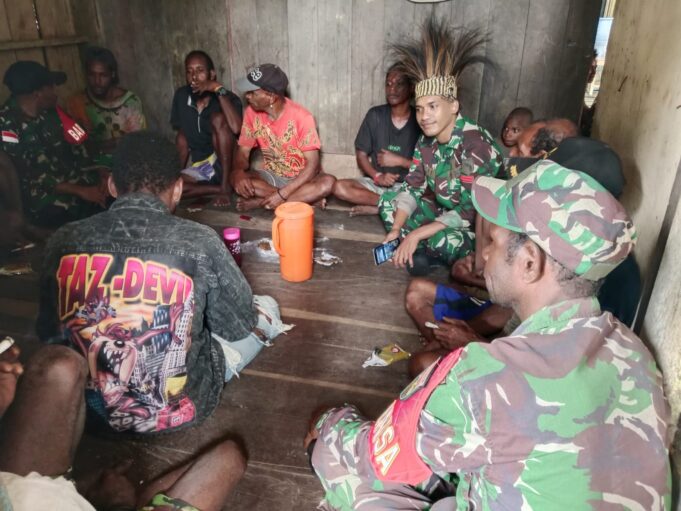 Jelang HUT TNI Ke-80, Babinsa Koramil 1715-07/Suru-Suru Kodim 1715/Yahukimo Melaksanakan Kegiatan Komsos Dengan Masyarakat di Kampung Brimono Distrik Suru-Suru