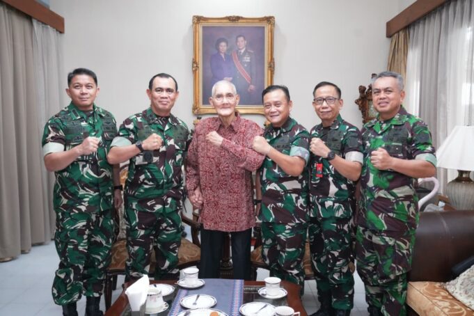 Anjangsana TNI ke Jenderal TNI (Purn) Try Sutrisno: Kita Tidak Boleh Melupakan Persatuan