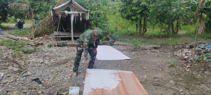 Bantu Warga Kurang Mampu Jelang Peringatan HUT Ke-80 TNI, Kodim 1710/Mimika Perbaiki Rumah Tidak Layak Huni