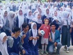 Dukung Sepak Bola, Hunter Morice Serahkan Bantuan SMKN 3 Sumbawa dan SLB