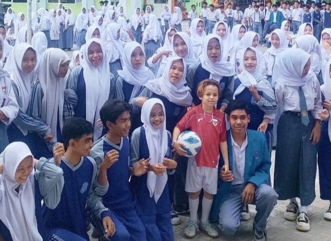 Dukung Sepak Bola, Hunter Morice Serahkan Bantuan SMKN 3 Sumbawa dan SLB