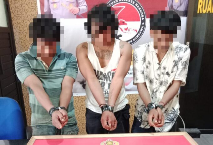 Polres Sumbawa Bekuk Tiga Pria Terduga Pengedar dan Pengguna Sabu, Seorang Buron