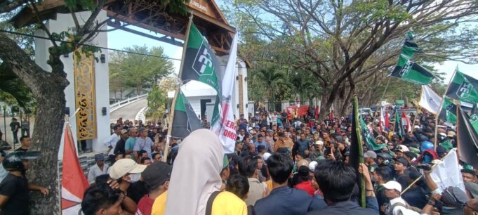 Aliansi Mahasiswa Sumbawa Menggugat Padati Depan DPRD Sumbawa
