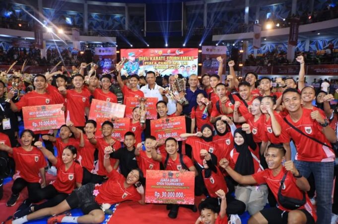 Wakil Panglima TNI Resmi Tutup Open Karate Tournament Piala Panglima TNI 2025