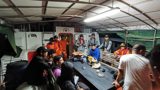 Bakamla RI Selamatkan 8 Nelayan di Perairan Makassar