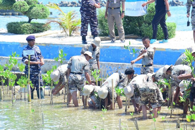 KKRI Bentuk Generasi Muda Cinta Bahari dan Tangguh Bela Negara di KRI Banjarmasin-592