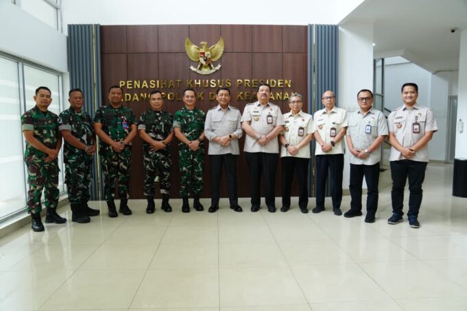 Asrenum Panglima TNI Anjangsana kepada Jenderal TNI (Purn) Wiranto