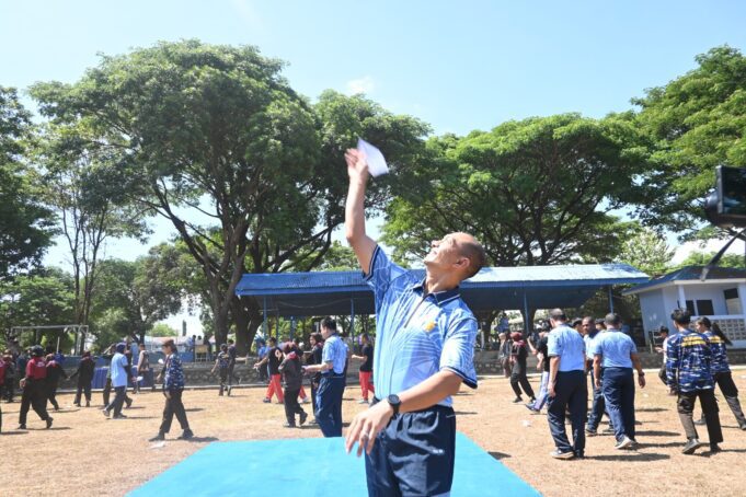 Aksi Terbangkan Pesawat Kertas, Semarakkan Dirgantara Fair 2025 Di Lanud Sultan Hasanuddin