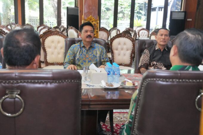 Pangkopassus Anjangsana ke Mantan Panglima TNI Marsekal TNI (Purn) Hadi Tjahjanto