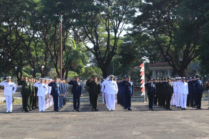 Jelang Peringatan HUT Ke-80 Tentara Nasional Indonesia, Personel Lanud Sultan Hasanuddin Ziarah Nasional Ke TMP Panaikang