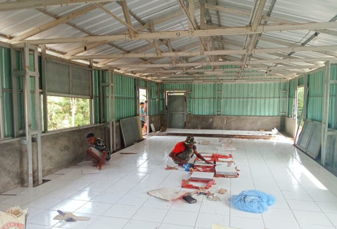 Semangat Gotong Royong, Satgas TMMD 126 Lanjutkan Pengecatan dan Pemasangan Keramik Gereja Advent